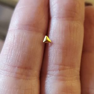 Triangle 18k gold nose stud🌻